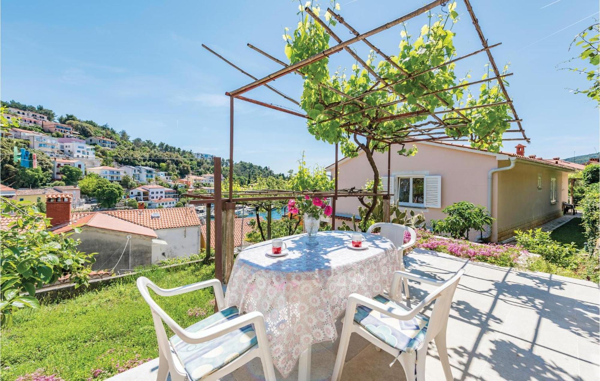 Cozy Apartment In Rabac With Kitchen Екстериор снимка