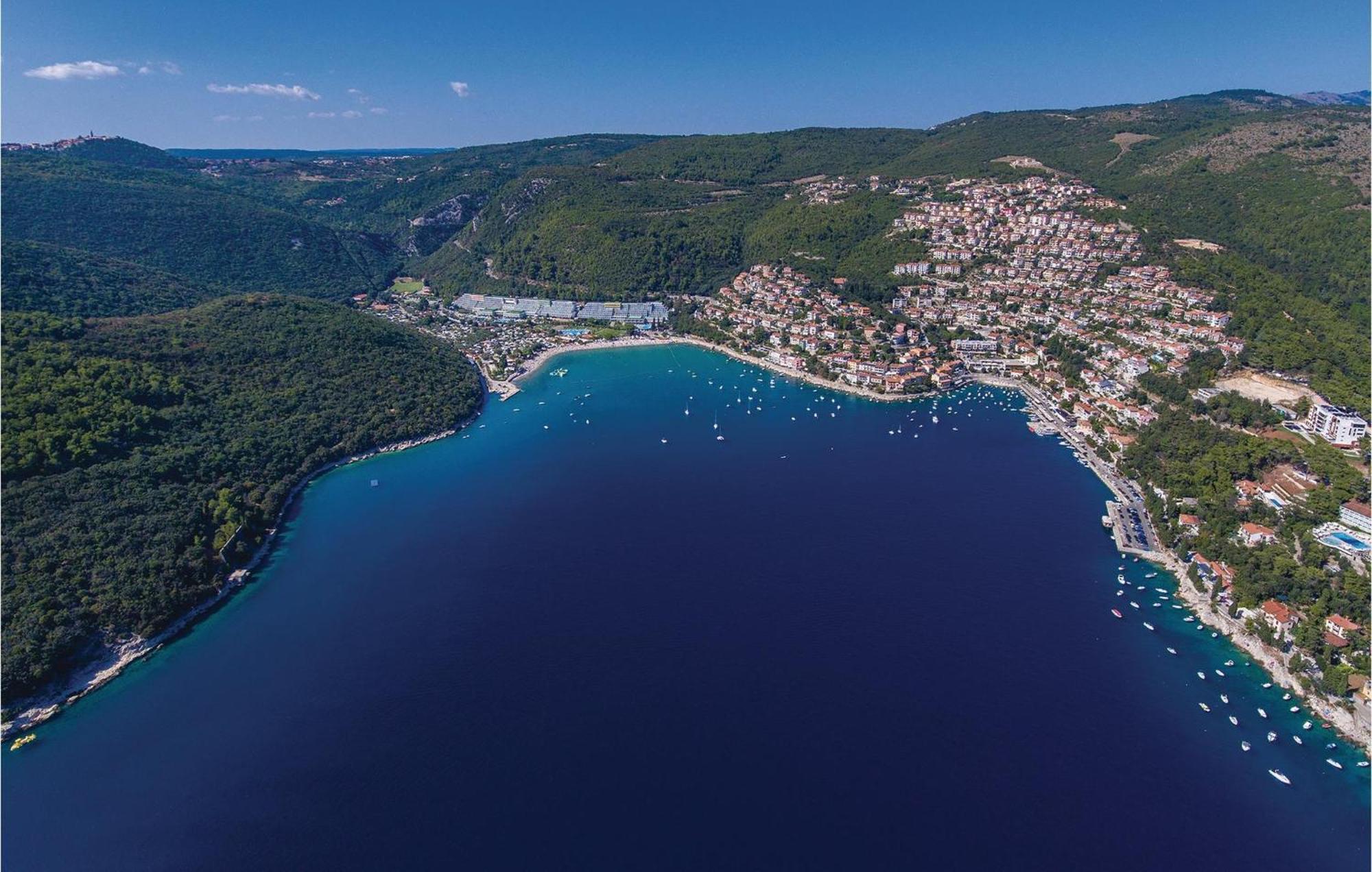 Cozy Apartment In Rabac With Kitchen Екстериор снимка