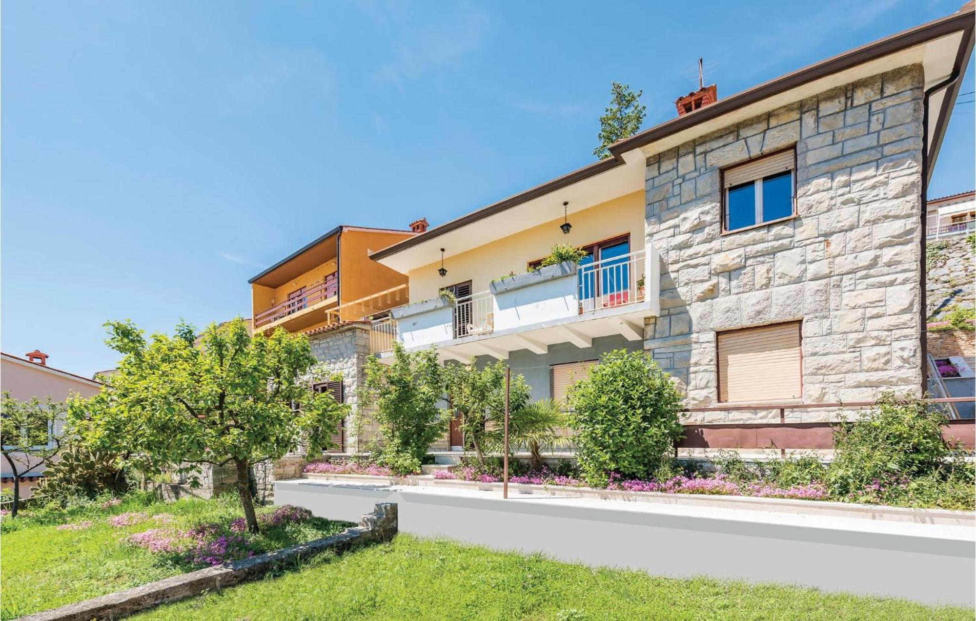 Cozy Apartment In Rabac With Kitchen Екстериор снимка