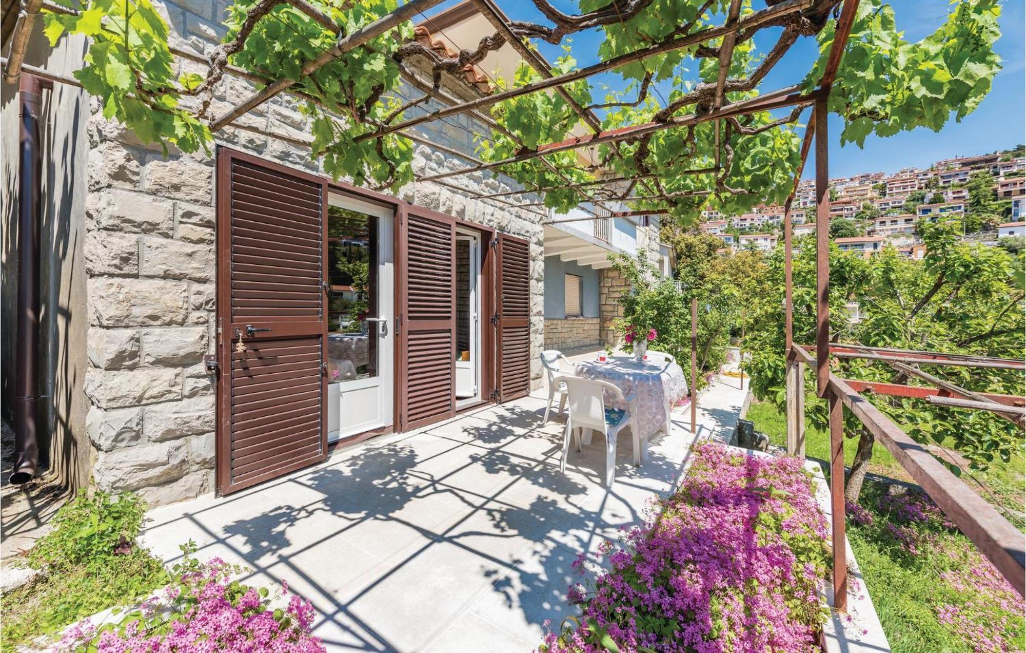Cozy Apartment In Rabac With Kitchen Екстериор снимка